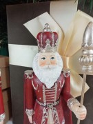 FIGURKA MIKOŁAJ W CZERWONYM MUNDURZE Z BERŁEM I KORONĄ ZIMA ŚWIĘTA 22,5 x 8 x 6 cm