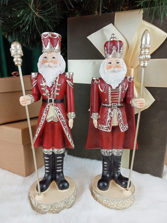 FIGURKA MIKOŁAJ W CZERWONYM MUNDURZE Z BERŁEM I KORONĄ ZIMA ŚWIĘTA 22,5 x 8 x 6 cm