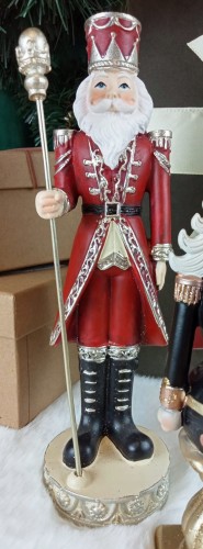 Elegancka figurka świąteczna Dziadek do orzechów w czerwono-srebrnym stroju z berłem
