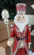 FIGURKA ŚWIĄTECZNA DZIADEK DO ORZECHÓW MIKOŁAJ CZERWONA 22,5 x 6,5 x 6,5 cm W CZERWONO-SREBRNYM STROJU Z BERŁEM