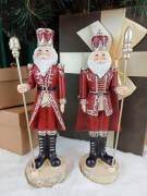 FIGURKA ŚWIĄTECZNA DZIADEK DO ORZECHÓW MIKOŁAJ CZERWONA 22,5 x 6,5 x 6,5 cm W CZERWONO-SREBRNYM STROJU Z BERŁEM 2 WZORY