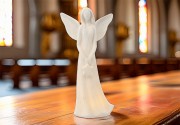 FIGURKA CERAMICZNA ANIOŁ Z GWIAZDĄ LED – WYSOKOŚĆ 23,6 CM
