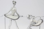 Srebrna figurka dwie baletnice w trakcie treningu BALETNICE