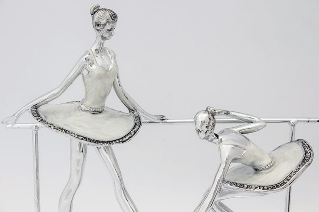 Srebrna figurka dwie baletnice w trakcie treningu BALETNICE