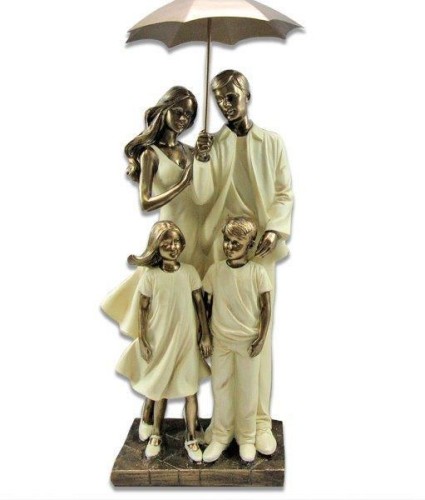 FIGURKA RODZINA 2+2 POD PARASOLEM 34CM KREMOWO-ZŁOTA