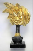 CZARNO-ZŁOTA FIGURKA AFROAMERYKANKA 19,5X30X12 CM POPIERSIE DUŻY ZŁOTY KALPELUSZ W KSZTAŁCIE KWIATÓW I PIÓR, ZŁOTY NASZYJNIK
