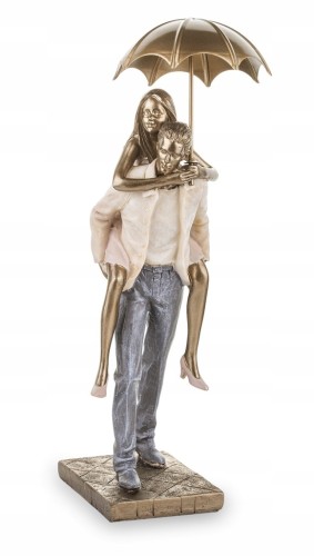 FIGURKA PARA DEKORACJA POD PARASOLEM 31CM - MĘŻCZYZNA NIESIE KOBIETĘ NA PLECACH