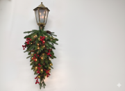 ŚWIĄTECZNY KINKIET BOŻONARODZENIOWY 90CM LED ozdobiony sztucznym stroikiem świątecznym